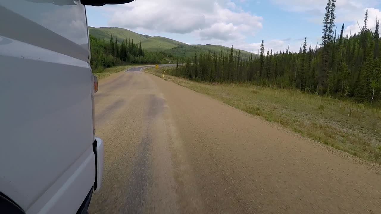 낮은 각도, 트럭의 빠른 이동 샷 보기, 곡선 도로 통과