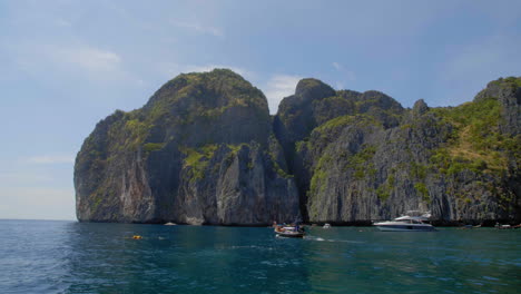 Barcos-A-Lo-Largo-Del-Borde-De-Las-Islas-Phi-Phi-En-Tailandia