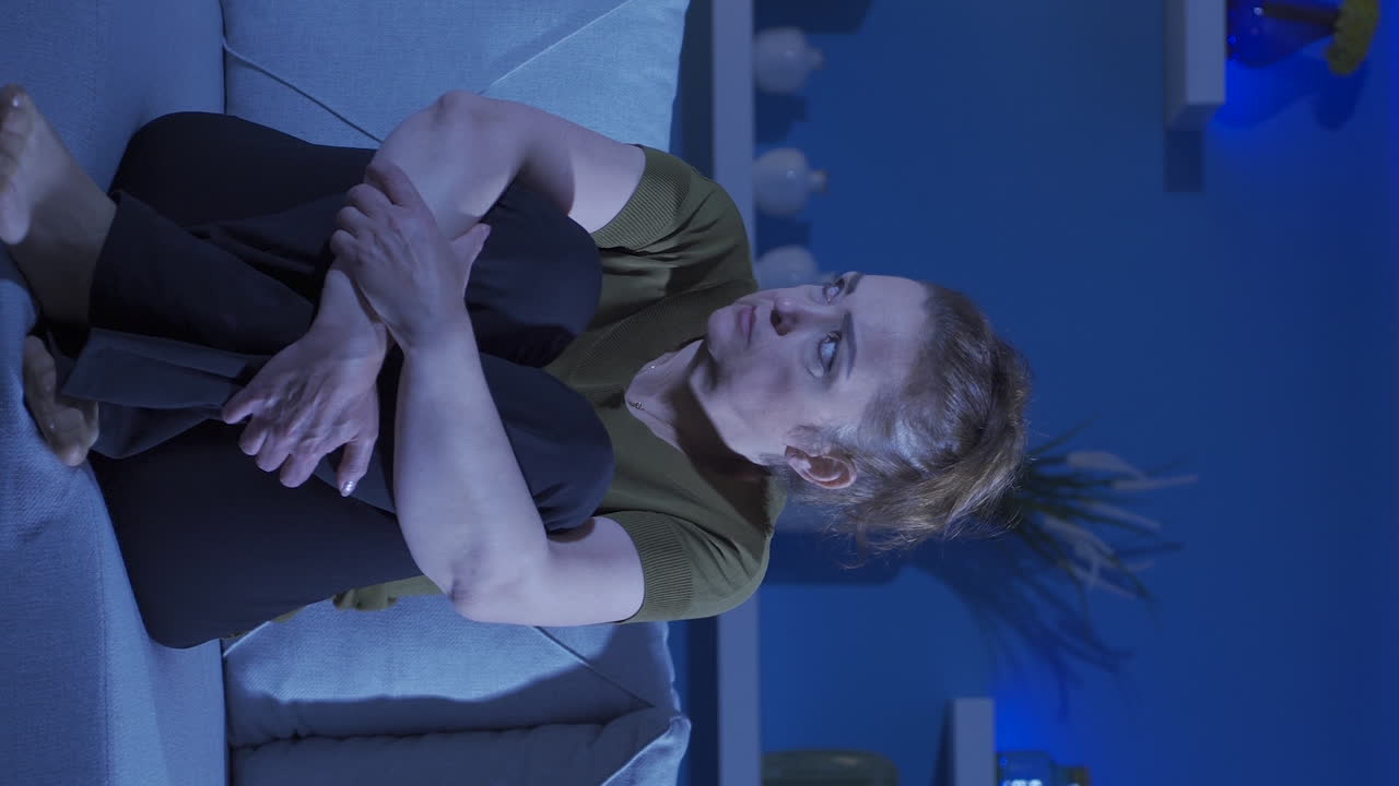 vídeo vertical de una mujer temerosa. está de mal humor en casa.