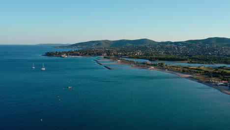 Blick-Auf-Den-Sandstrand-Von-Saint-Aygulf-Vom-Meer-Aus,-Luftaufnahme-Frankreich,-Sonniger-Tag