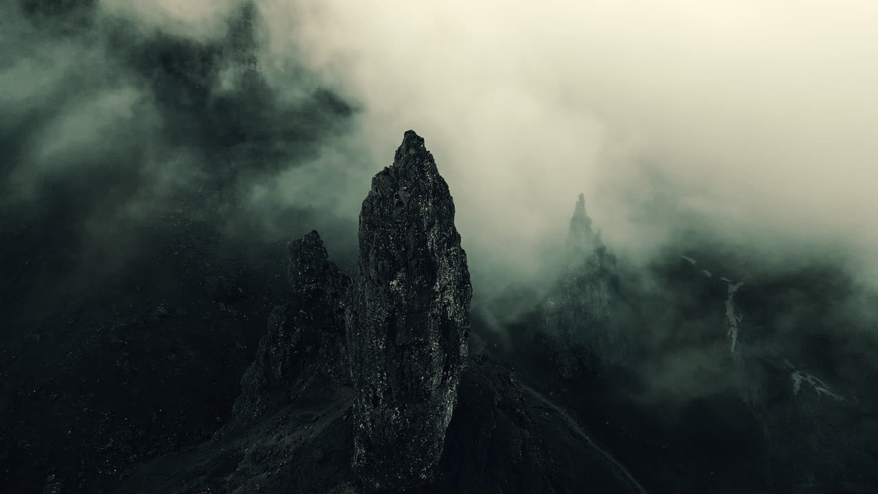 las cimas de las montañas brumosas