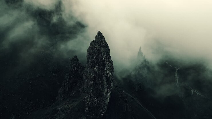 las cimas de las montañas brumosas