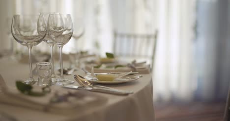 mesa decorada para cena de boda 25