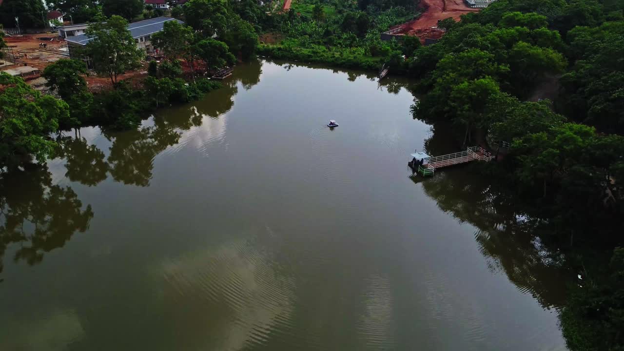 en el fondo de un gran y hermoso lago en abuja, nigeria