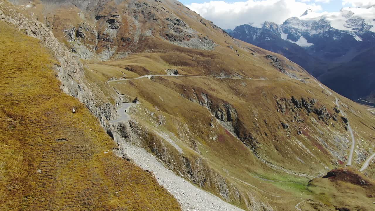 camino rural y peligroso a lo largo de la ladera rocosa de la montaña, col de l'iseran, francia