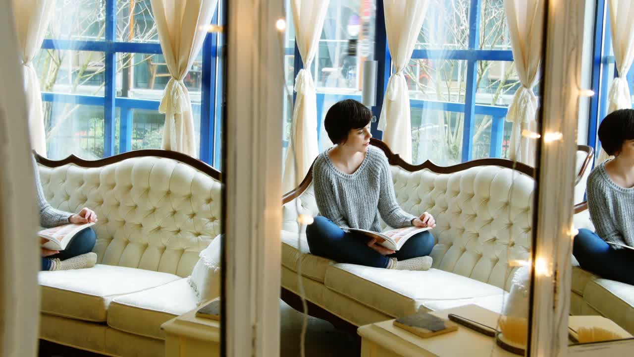 거실 에서 사진 앨범 을 보고 있는 여자 의 반사