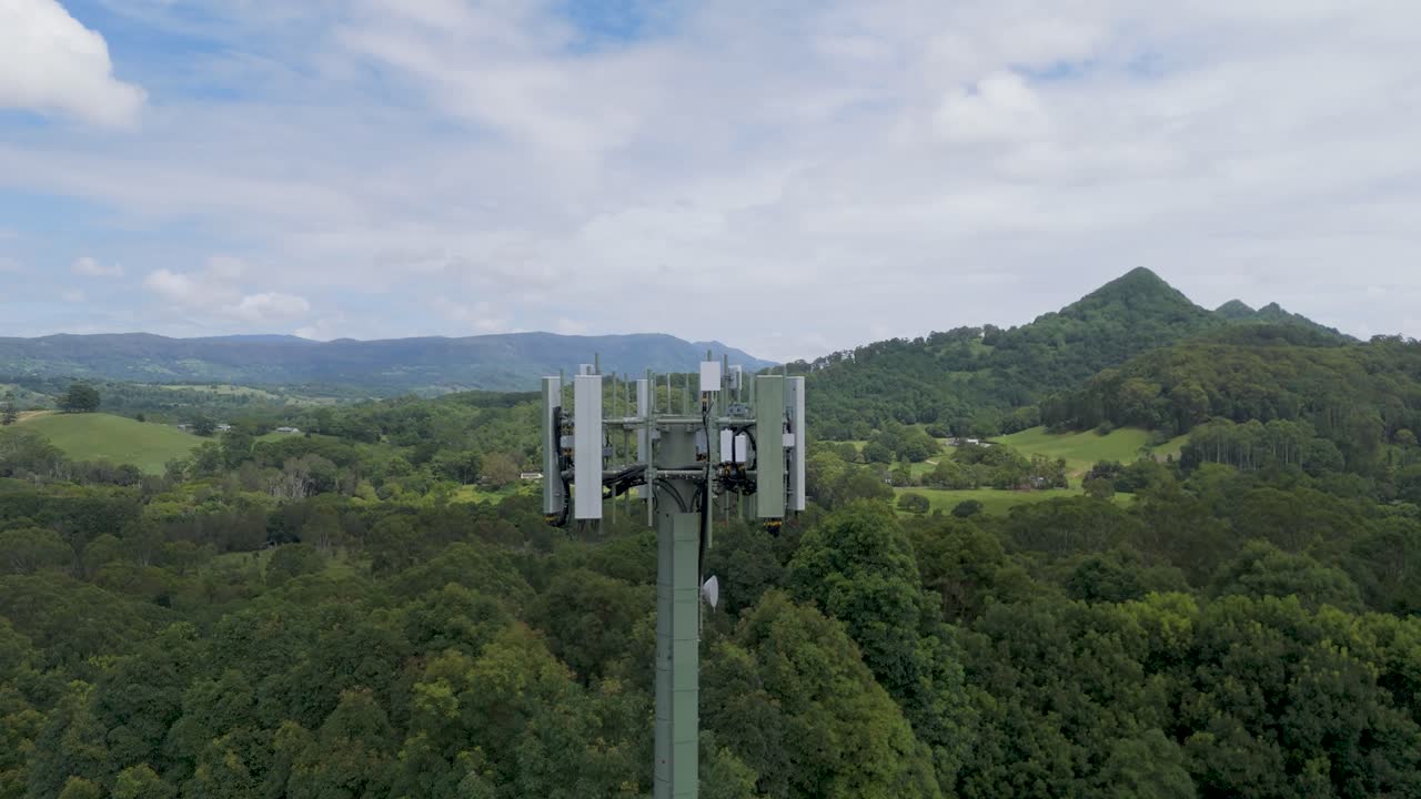 드론은 울창한 풍경에서 셀 타워를 포착합니다.