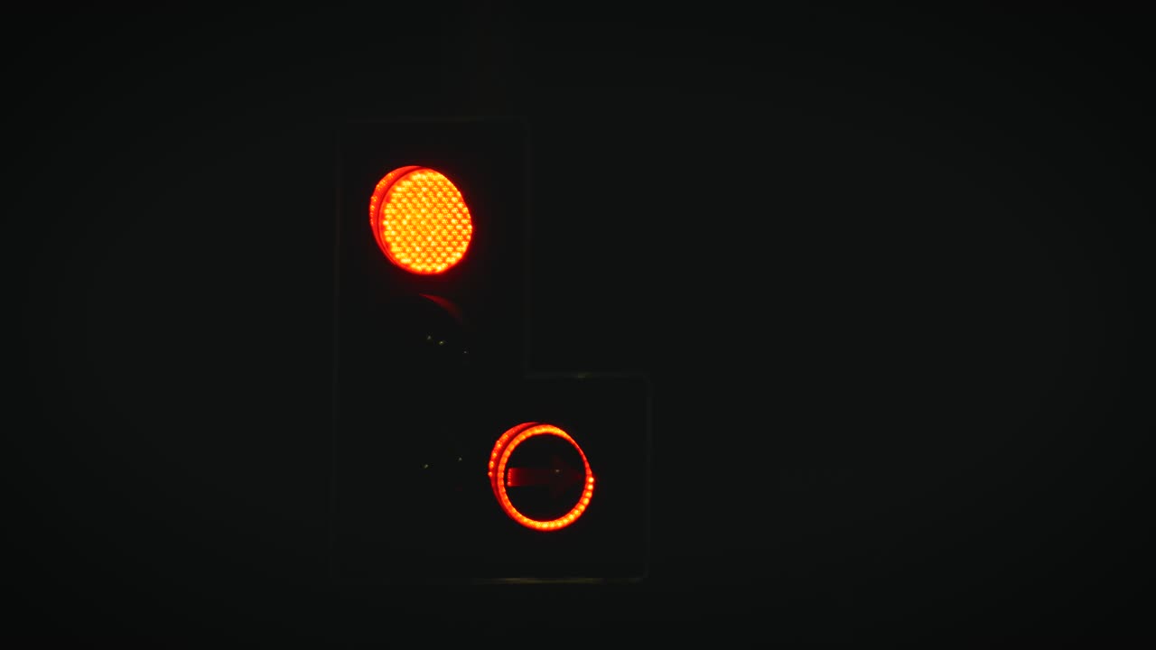 tráfico ligero tráfico de tubos en una calle nocturna de la ciudad