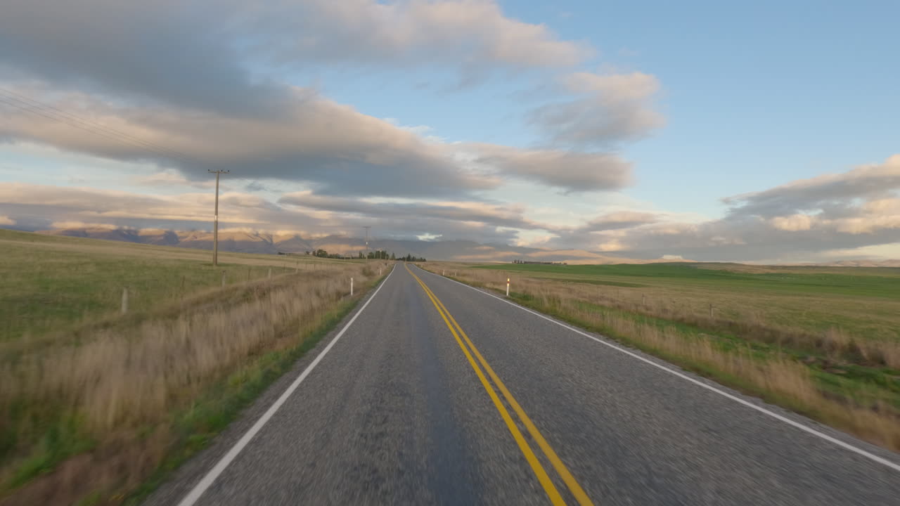 Percorrendo la strada di campagna di Otago, Isola del Sud, Nuova Zelanda