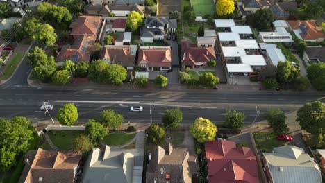 la autopista de tráfico en el pintoresco barrio de los suburbios de la ciudad de adelaida al atardecer