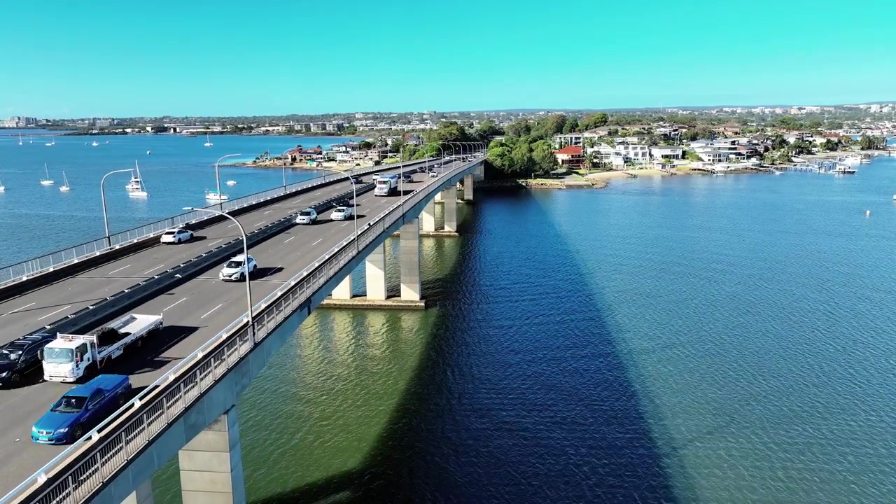 Drone che vola parallelo al ponte diretto verso il Sutherland Shire, Sydney, Australia.