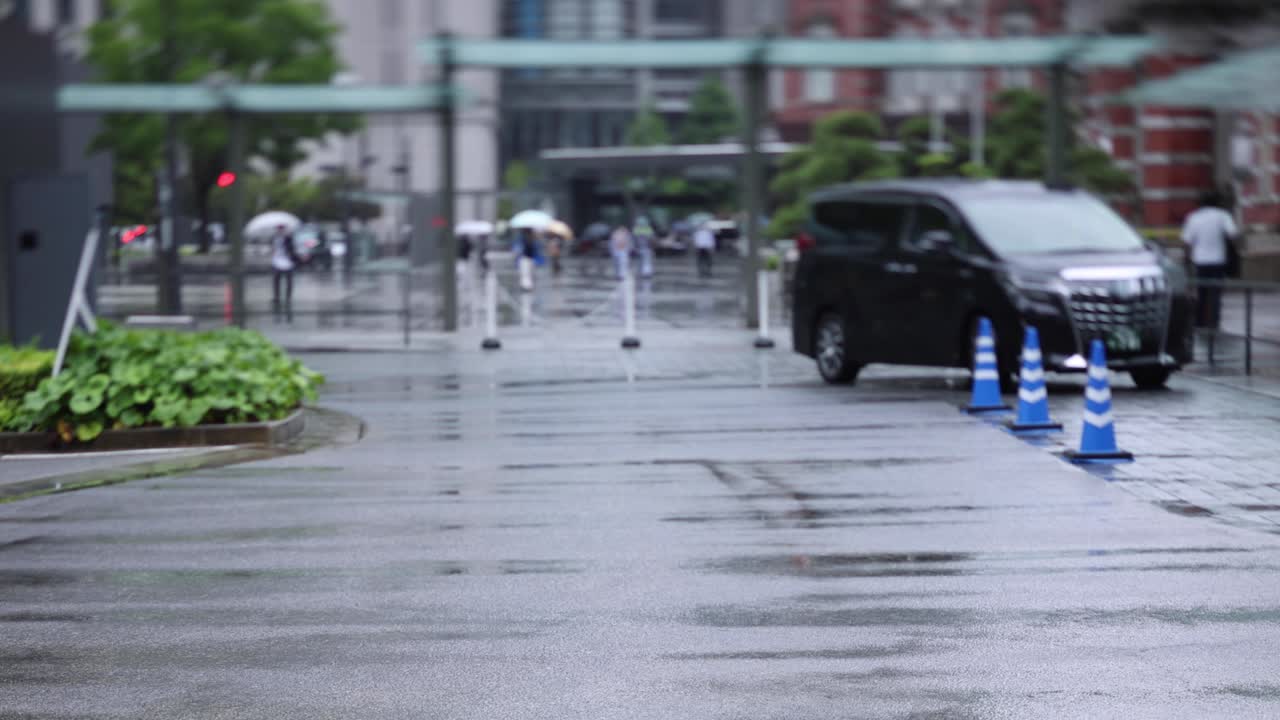 마룬우치 도쿄의 비가 오는 날 거리에서 는 사람들