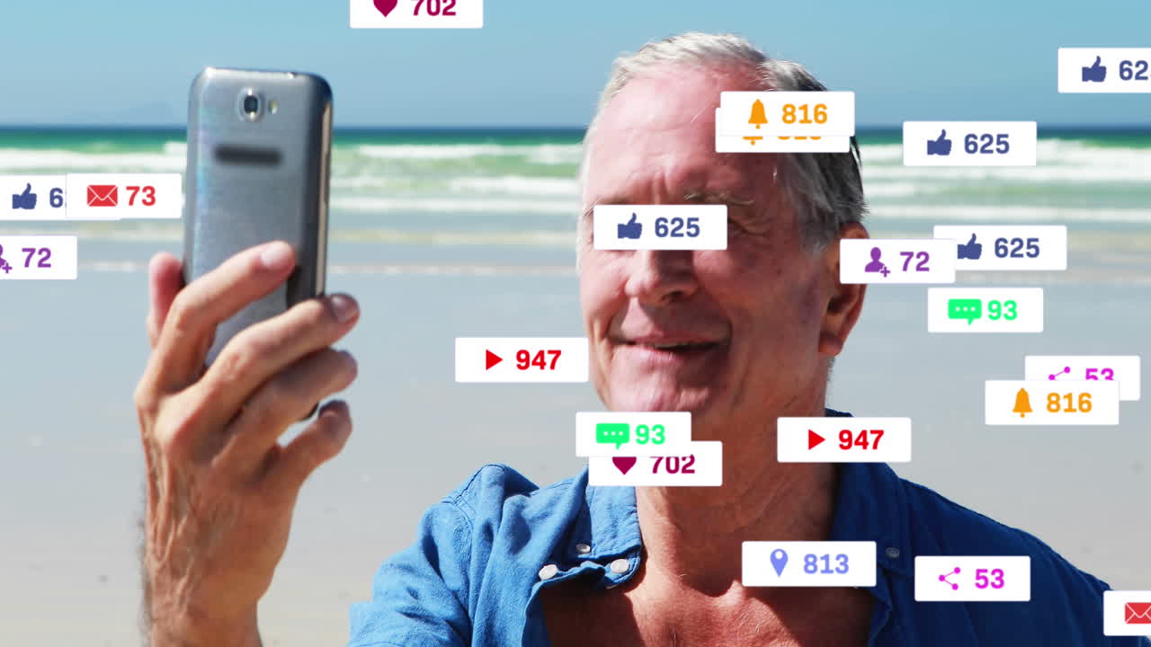 animación de iconos de redes sociales y números en pancartas sobre un hombre mayor que usa un teléfono inteligente