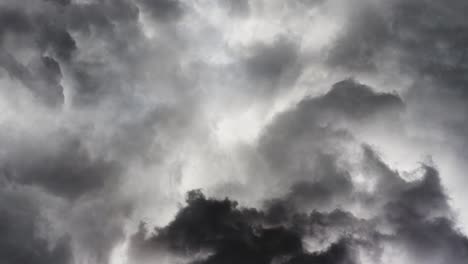 tormentas eléctricas, relámpagos y truenos dentro de las nubes oscuras que se acercan