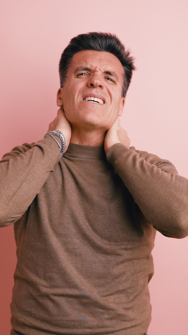 Uomo adulto che soffre di forte dolore al collo