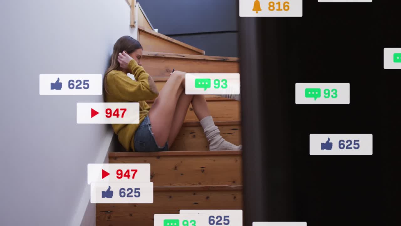 animación del procesamiento de datos de las redes sociales sobre una mujer caucásica usando auriculares.