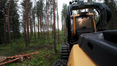 Pov-Gopro-Tomado-Desde-Una-Cosechadora-Trabajando-En-Bosques-Nórdicos,-Tomado-Con-Dji-Osmo-Action-4