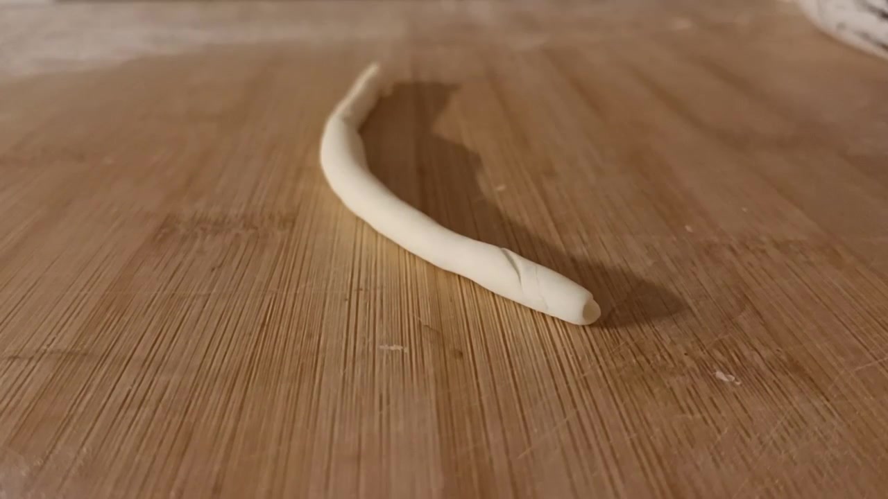 Un primo piano sulla preparazione della tradizionale pasta festiva del sud Italia, cibo tradizionale calabrese.