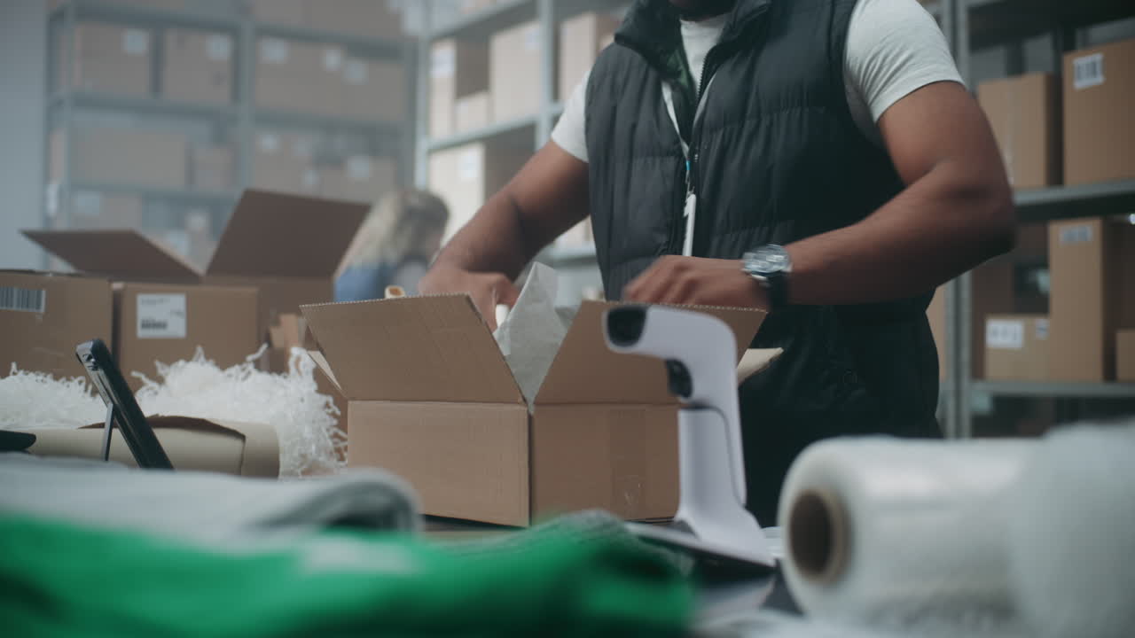 trabajadores de almacén que empacan pedidos