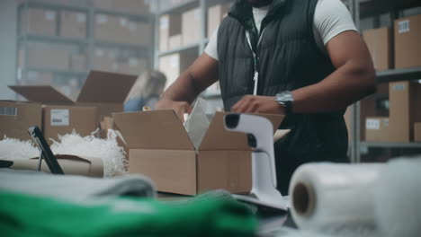 trabajadores de almacén que empacan pedidos