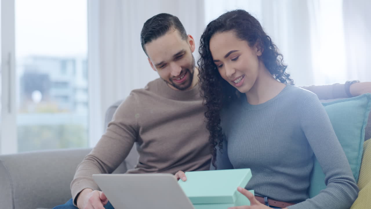 hombre, pareja feliz o mujer con regalo sorpresa