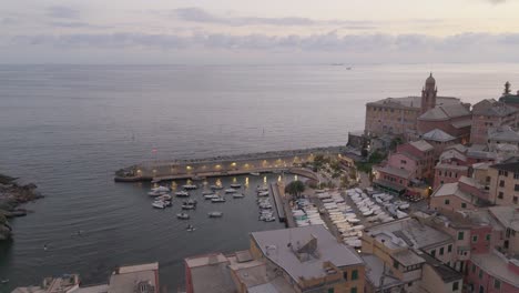 Crepúsculo-Sobre-Génova-Nervi,-Italia-Con-Un-Tren-Pasando-Y-Mar-En-Calma