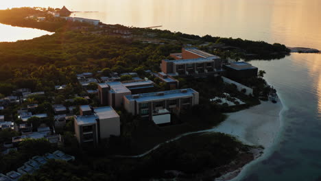 Vista-De-Drones-Del-Resort-De-Lujo-Nizuc-En-Cancún,-México-Al-Atardecer