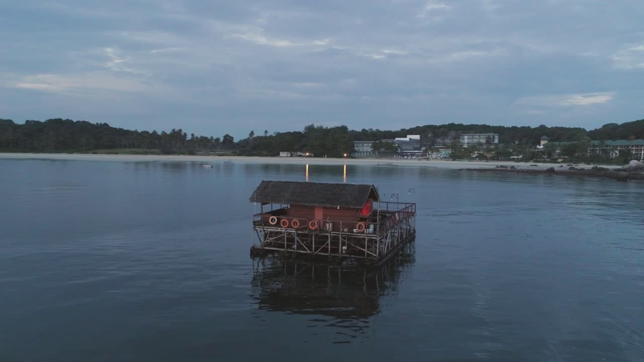 Restaurante Flutuante ao Anoitecer