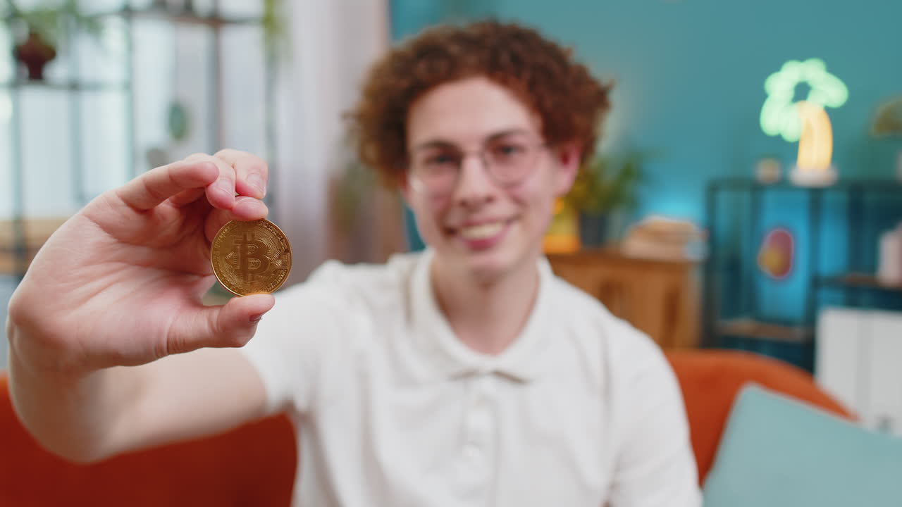 hombre comerciante de acciones desarrollador exitoso programador que tiene oro bitcoin btc feliz de las ganancias salario