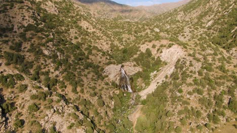 Cascadas-Suvtushar-En-Medio-De-Montañas-Boscosas-En-El-Parque-Nacional-Ugam-chatkal,-Uzbekistán