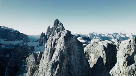 imágenes aéreas en espiral de la famosa &quot;cima una - einserkofel&quot; en los dolomitas italianos