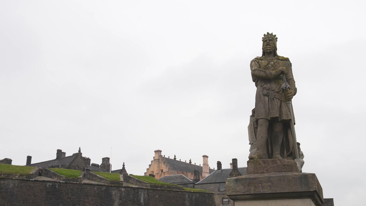 Statua di Robert the Bruce con ripresa da destra a sinistra e il Castello di Stirling sullo sfondo