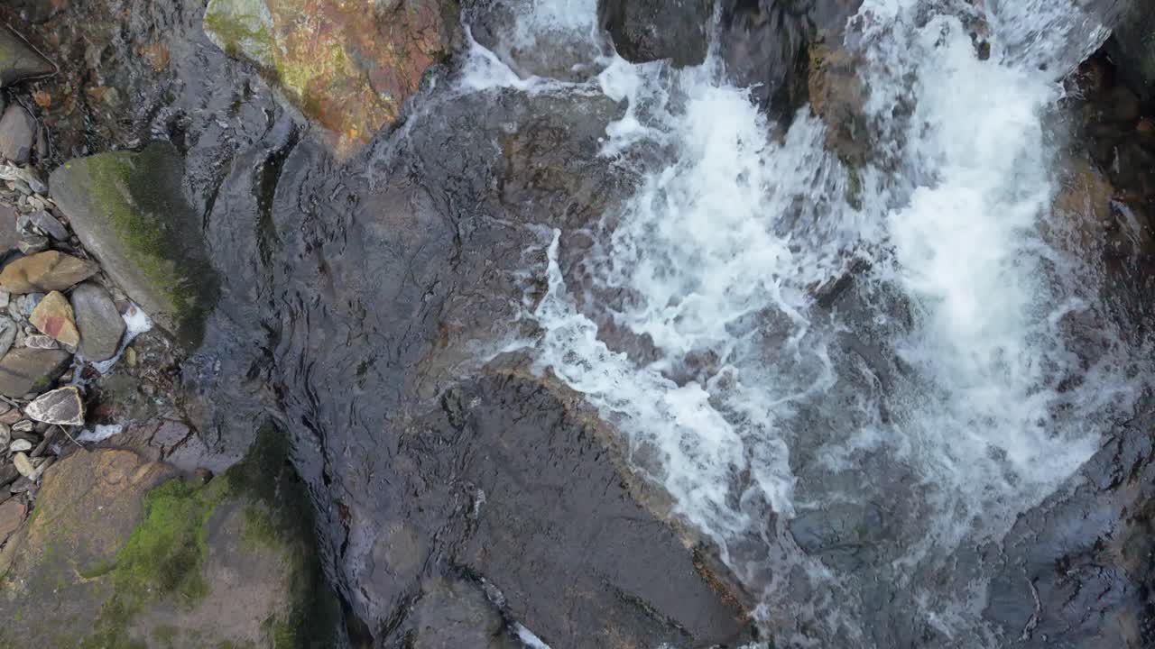 Fiume d'acqua dolce Rio San Paio a Mazaricos, nella provincia di A Coruña, Galizia, Spagna. Ripresa aerea