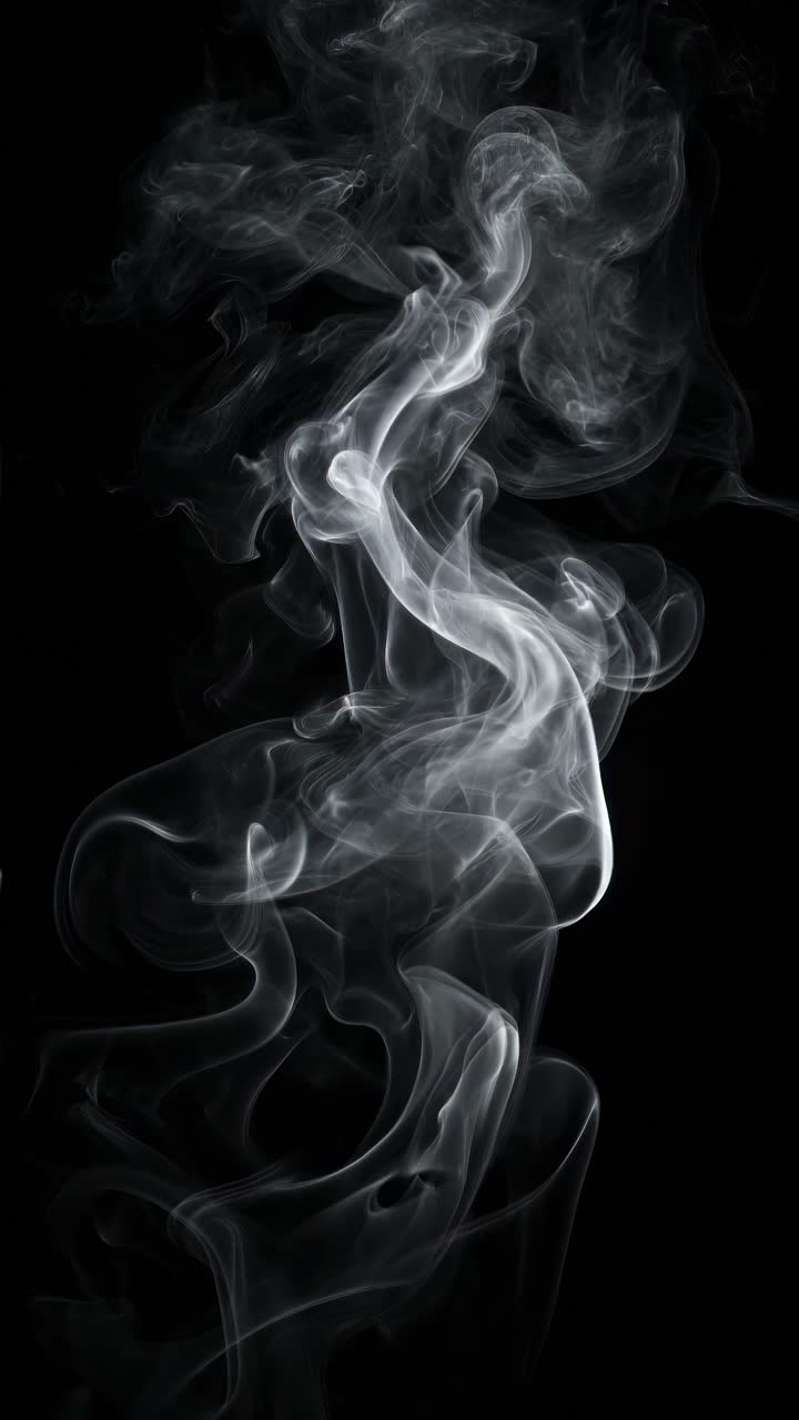 Etereo fumo che vortica delicatamente su uno sfondo nero, catturato in un angolo ravvicinato