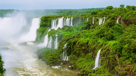 timelapse de cascadas de iguazu alrededor de una gran área verde y un río, en un día soleado, foz do iguacu, parana, brasil