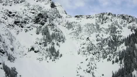 Timelapse-Aéreo-De-Esquiadores-Subiendo-Por-El-Empinado-Paso-De-Snoqualmie