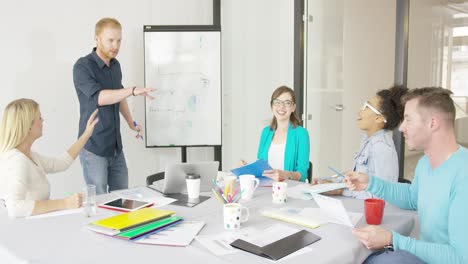 Junge-Leute-Im-Büro-Teilen-Ideen