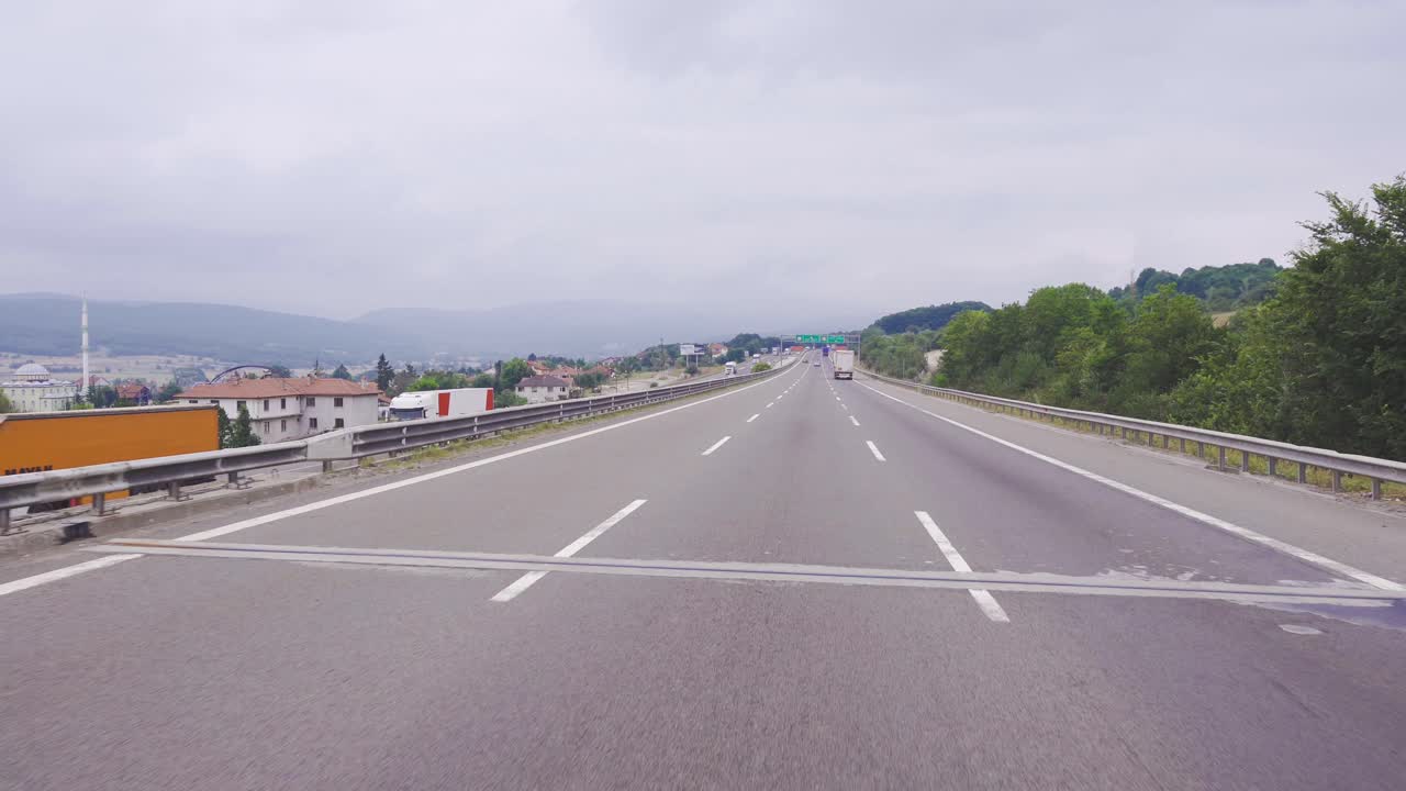 운송에 사용되는 아스팔트 도로.