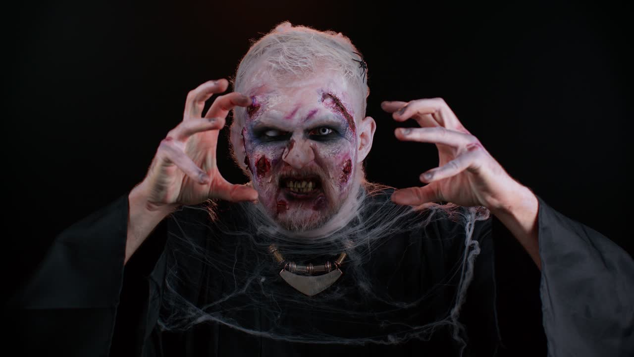 hombre siniestro en disfraz de halloween zombie loco con cicatrices sangrientas heridas cara tratando de asustar
