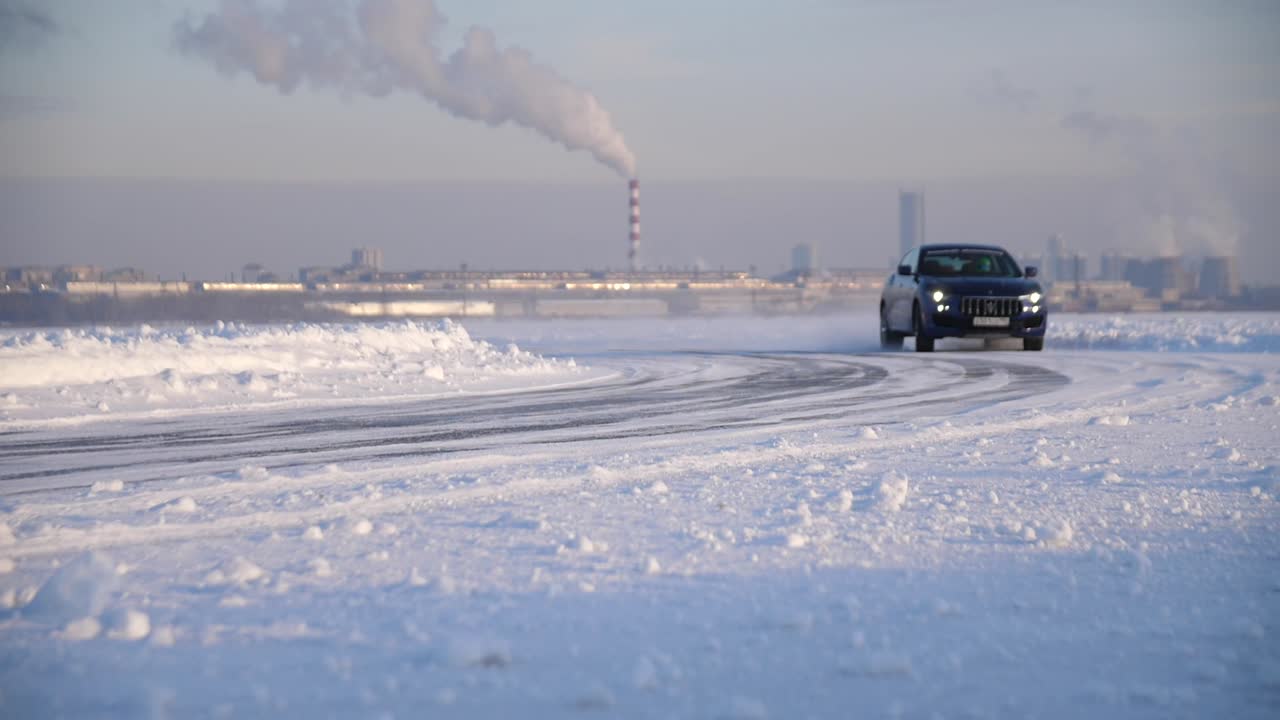 얼어붙은 겨울 도로에서 고급 자동차 운전
