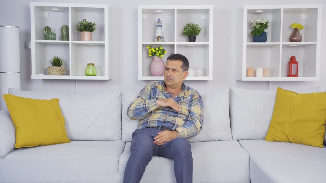 el viejo está perturbado por el olor al sudor. huele a sudor.