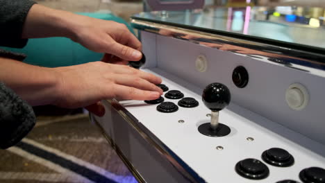 jugando a juegos de arcade
