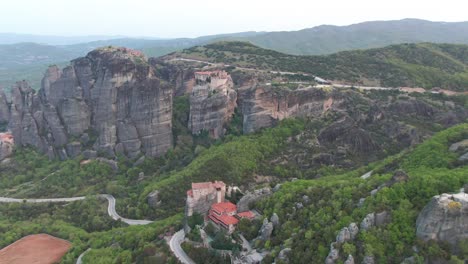 Drone-Volando-Sobre-Meteora-Con-Monasterios-Del-Castillo-Del-Cielo-Que-Se-Elevan-Sobre-La-Tierra-Santa-De-Tesalia,-Grecia