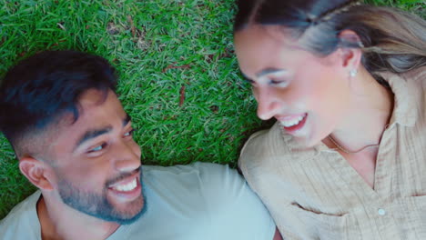 arriba, una pareja feliz y la nariz tocada en el parque