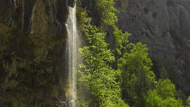 Acqua dolce che scende a cascata da una piccola cascata su roccia