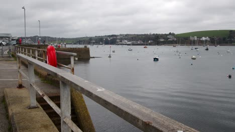 mirando hacia el puerto deportivo de falmouth con el lavado, en el fondo