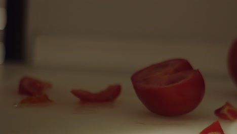 la mano del hombre gestiona el tomate para la cena.