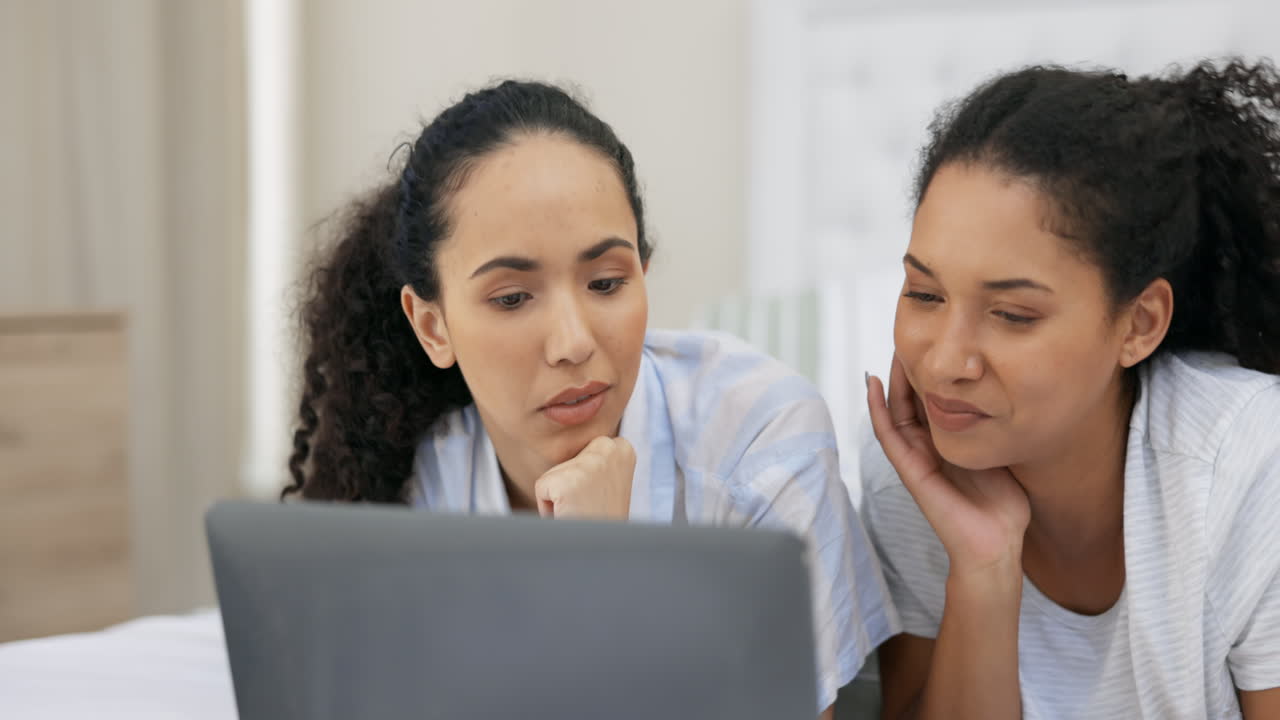 camera da letto, laptop e un paio di amici con sito web