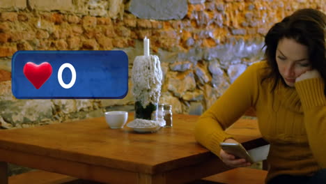 mujer enviando mensajes de texto en un restaurante