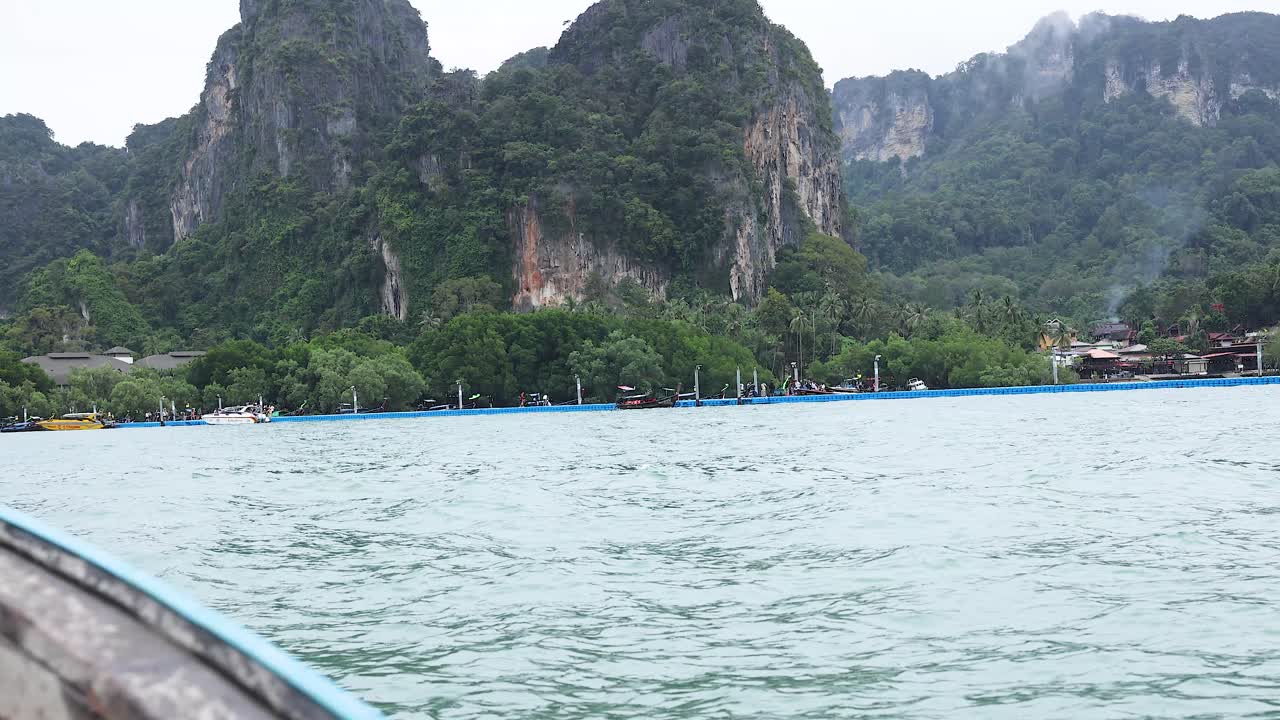 크라비의 석회암 절벽을 지나가는 경치 좋은 보트 타기